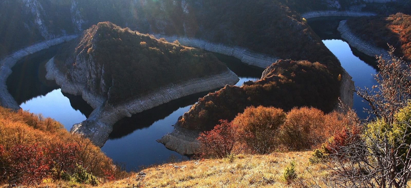 The signature S-curves of the Uvac canyon from above